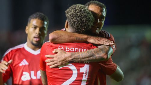 Alan Patrick abraça Wesley em comemoração de gol de Inter 3 x 0 Maracanã pela Copa do Brasil