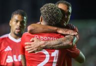 Inter perde três pênaltis, mas vence Maracanã e avança na Copa do Brasil