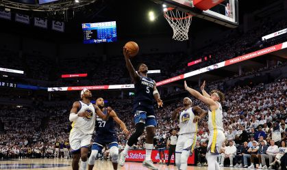 Timberwolves dominam Warriors sem Curry e empatam série nos playoffs