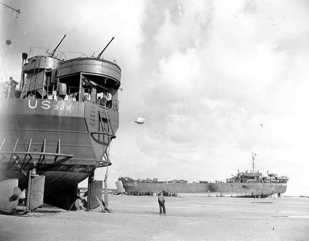 Soldados desembarcam nas praias da Normandia, França, durante ou logo após o Dia D, 6 de junho de 1944. • Exército dos EUA