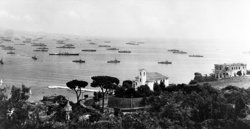Soldados desembarcam no sul da França durante a Operação Dragão em agosto de 1944. • Exército dos EUA
