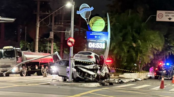 Acidente deixa carros empilhados em bairro nobre de São Paulo