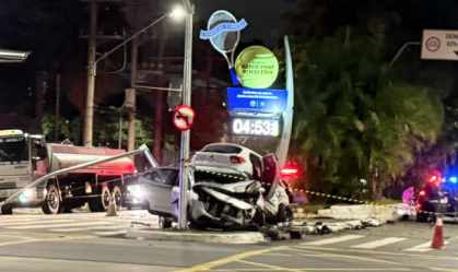 Acidente deixa feridos e carros empilhados em bairro nobre de São Paulo