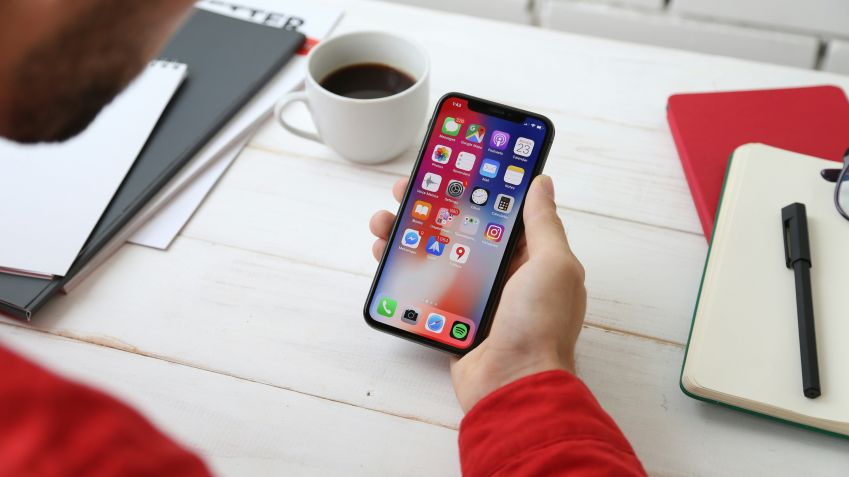 Mantenha apenas os aplicativos necessários no seu celular. • Unsplash/YuraFresh