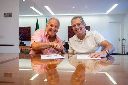 Zico e Bap, presidente do Flamengo, assinam contrato