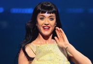 Katy Perry teve palco invadido por fã durante show; assista