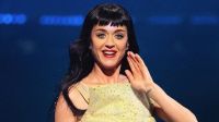 Katy Perry teve palco invadido por fã durante show; assista