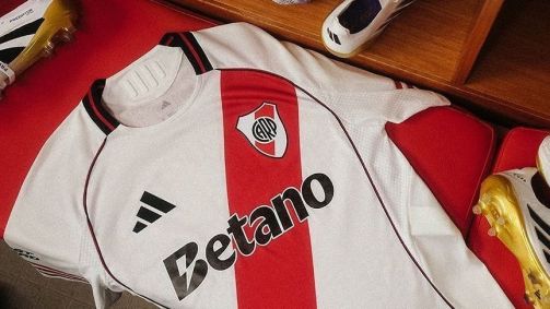 1-camisa-river-plate-4 Vídeo: jogador acerta arremesso do garrafão de defesa e decide jogo no último segundo