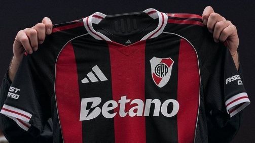 1-camisa-river-plate-5 Vídeo: jogador acerta arremesso do garrafão de defesa e decide jogo no último segundo