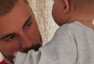 Justin Bieber compartilha novas fotos do filho, Jack Blues Bieber