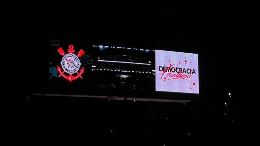 Telão da Neo Química Arena exibe mensagem sobre democracia • Raul Moura/CNN