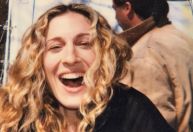 Sarah Jessica Parker diz não se arrepender de looks vistos como "ridículos"