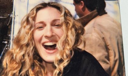 Sarah Jessica Parker diz não se arrepender de looks vistos como "ridículos"