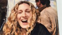 Sarah Jessica Parker diz não se arrepender de looks vistos como "ridículos"