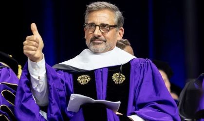 Steve Carell faz público dançar durante discurso de formatura nos EUA
