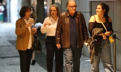 Tony Ramos faz rara aparição com a neta ao prestigiar peça; veja fotos