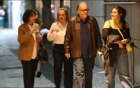 Tony Ramos faz rara aparição com a neta ao prestigiar peça; veja fotos