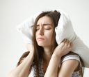 Você dorme mal porque tem ciúme, ou tem ciúme porque dorme mal? Entenda
