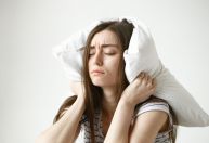 Você dorme mal porque tem ciúme, ou tem ciúme porque dorme mal? Entenda