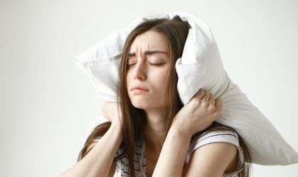 Você dorme mal porque tem ciúme, ou tem ciúme porque dorme mal? Entenda