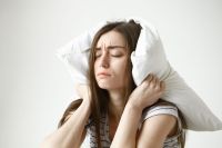 Você dorme mal porque tem ciúme, ou tem ciúme porque dorme mal? Entenda