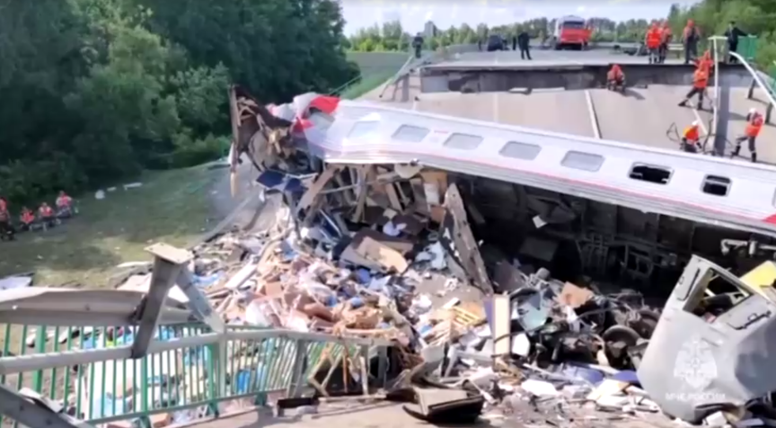 Equipes de resgate no local do desabamento de ponte que matou sete pessoas na região de Bryansk, na Rússia • RUSSIAN EMERGENCIES MINISTRY