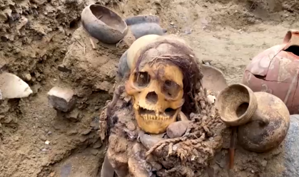 Múmia milenar é encontrada durante obras de oleoduto no Peru