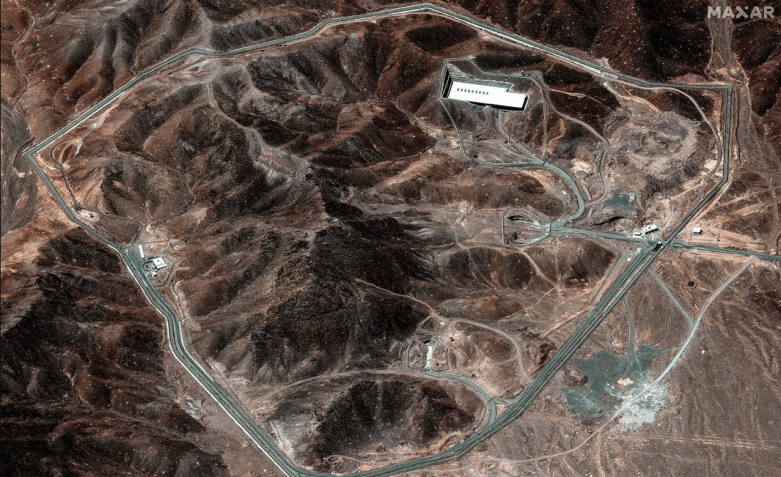 Imagem de satélite fornecida pela Maxar Technologies mostra a Usina de Enriquecimento de Combustível Fordow, no centro do Irã • Maxar