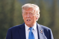 Trump critica Macron e diz que algo "muito maior" está em andamento