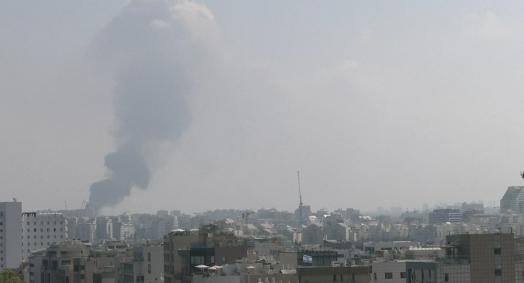 Cortina de fumaça vista em Tel Aviv após nova onda de mísseis do Irã