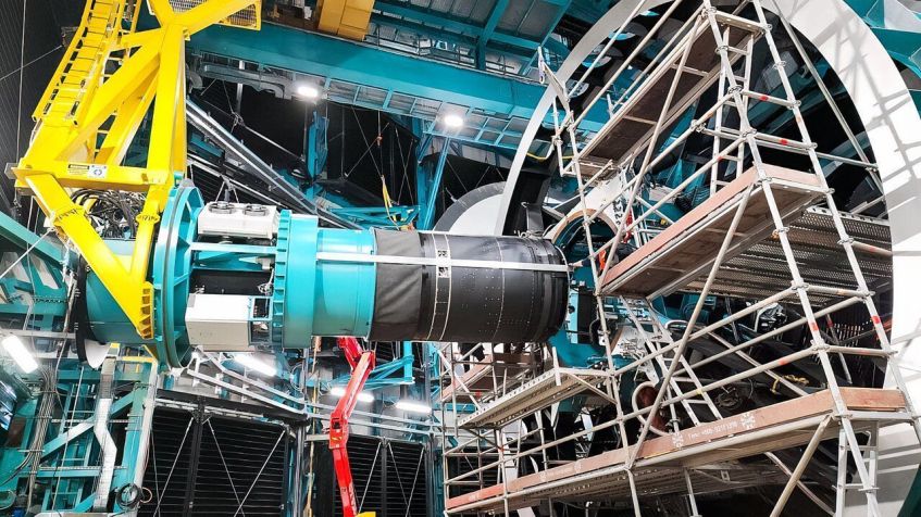 A LSST, maior câmera digital do mundo, foi instalada no Observatório Vera C. Rubin em março de 2025 • RubinObs/NOIRLab/SLAC/NSF/DOE/AURA
