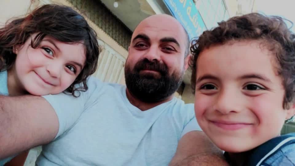 Hamdi Al-Najjar, médico de Gaza que morreu neste sábado, e dois de seus filhos mortos em ataque aéreo • arquivo pessoal obtido pela Reuters