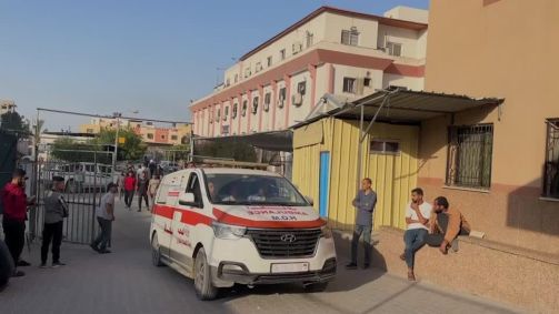 Palestinos feridos são transportados para o Hospital Nasser após ataque em local de coleta de ajuda em Rafah