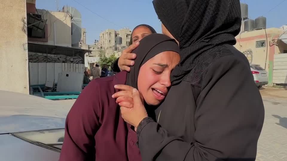 Enlutados despedem-se de familiares mortos num ataque israelense mortal perto do ponto de entrega de ajuda em Rafah, Gaza