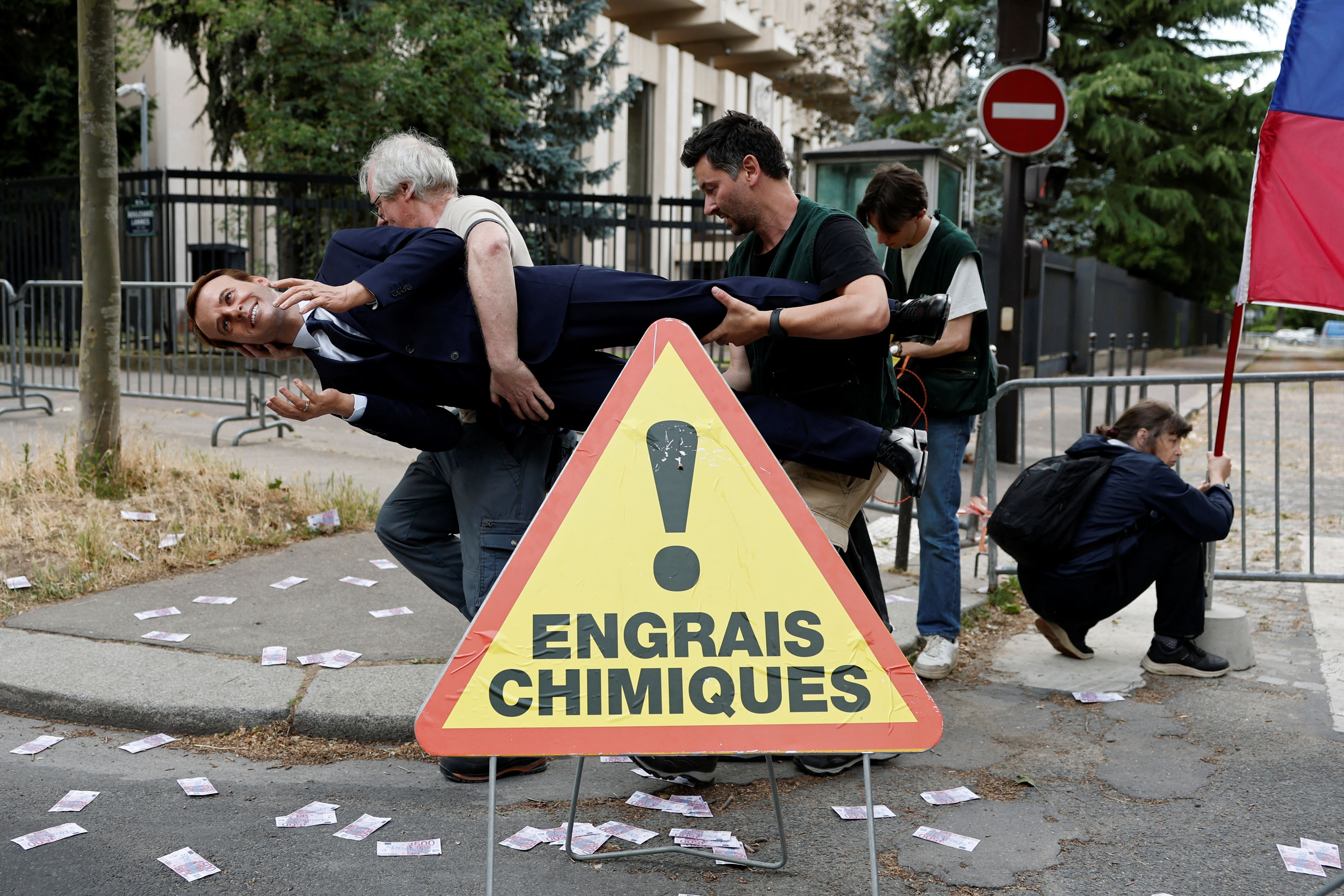 Ativistas do Greenpeace instalam uma estátua de cera do presidente francês Emmanuel Macron, emprestada do Museu Grevin sem permissão, para denunciar laços comerciais da França com a Rússia