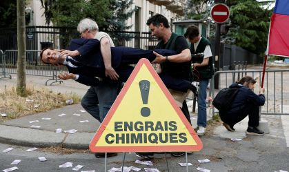 Vídeo: Ativistas roubam estátua de cera de Macron em protesto contra Rússia