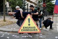 Vídeo: Ativistas roubam estátua de cera de Macron em protesto contra Rússia