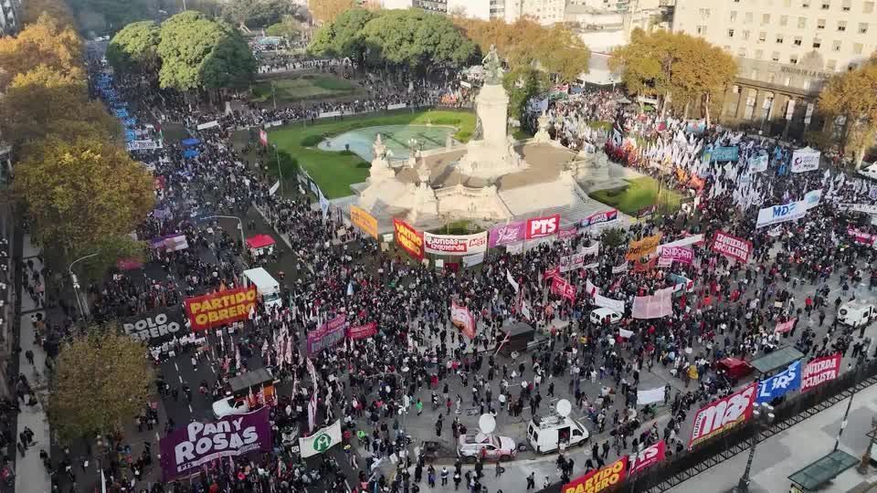 Argentina debate aumento de benefícios a aposentados em meio a protestos