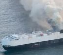 Tripulação abandona navio de carga que pegou fogo na costa do Alasca