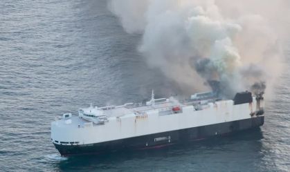 Tripulação abandona navio de carga que pegou fogo na costa do Alasca