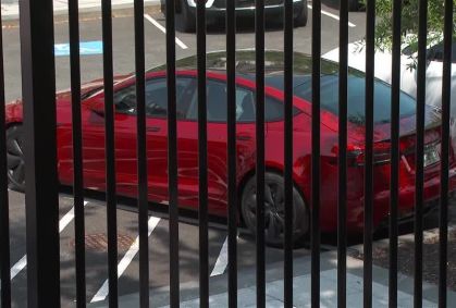 Tesla de Trump é visto estacionado na Casa Branca após briga com Musk