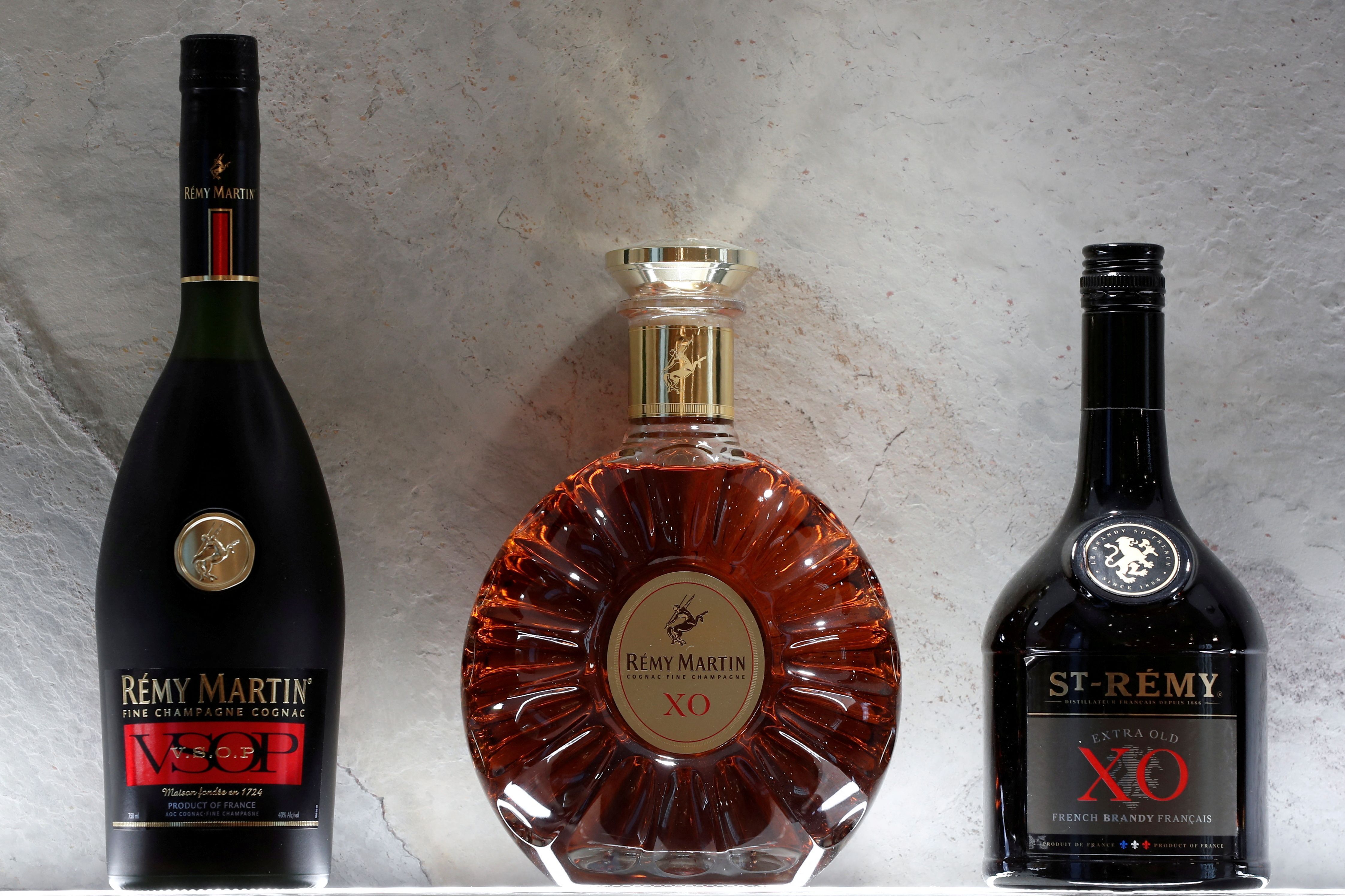 Garrafas de conhaque Remy Martin VSOP, Remy Martin XO e St-Remy XO Brandy são exibidas na sede da Remy Cointreau, em Paris