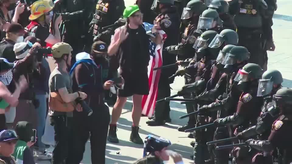 Caos nas ruas de Los Angeles enquanto a Guarda Nacional é mobilizada contra os manifestantes • U.S. NETWORK POOL / ABC AFFILIATE KABC / REUTERS