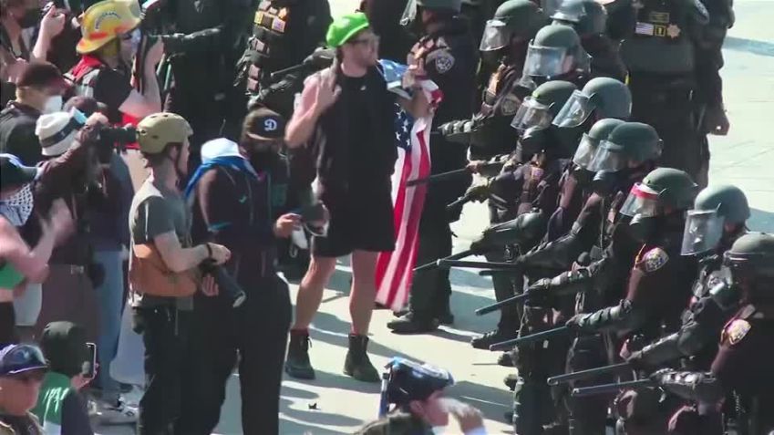 Caos nas ruas de Los Angeles enquanto a Guarda Nacional é mobilizada contra os manifestantes • U.S. NETWORK POOL / ABC AFFILIATE KABC / REUTERS