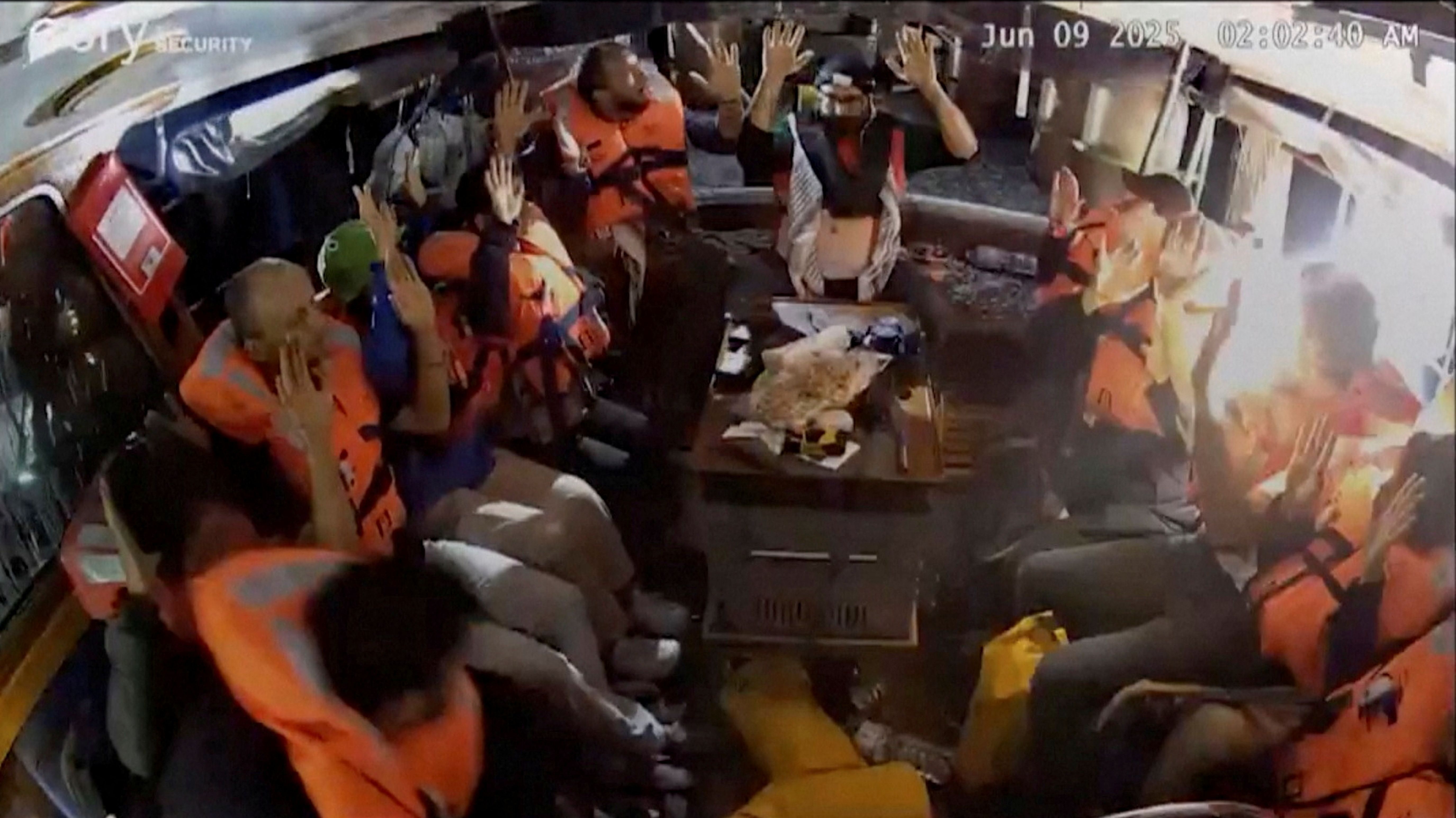 Imagens de vigilância mostram tripulação do barco de bandeira britânica "Madleen" levantando as mãos quando uma luz forte invadiu a embarcação