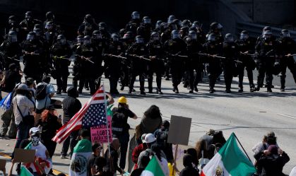 EUA: Polícia prende 60 em protestos contra ações de imigração na Califórnia
