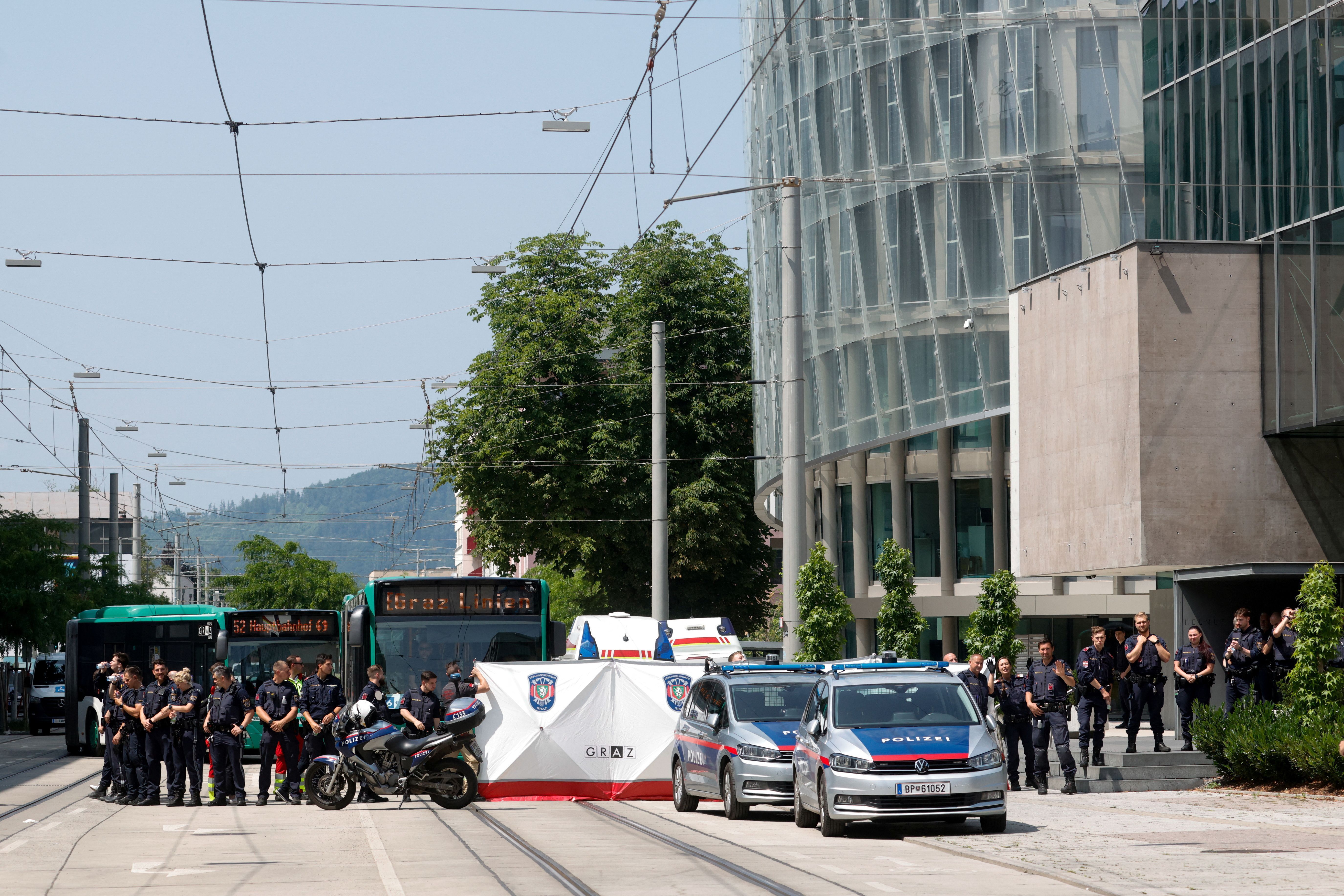 Policiais em local de ataque a tiros em Graz, na Áustria