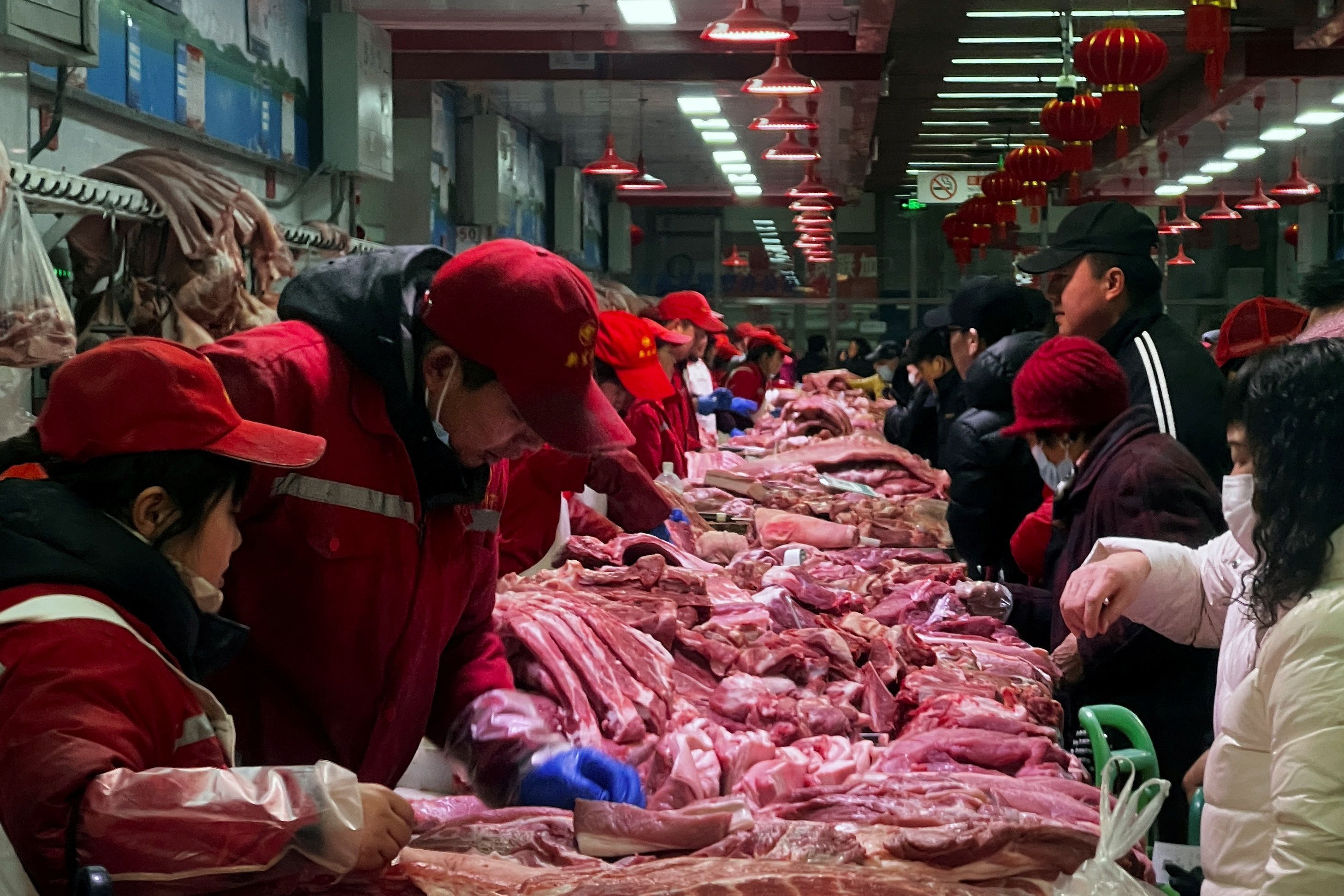 Venda de carne suína em mercado de Pequim, na China