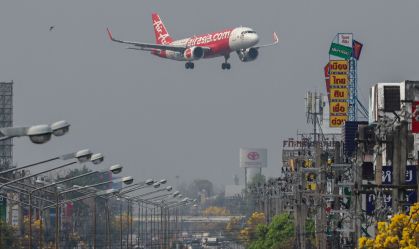 AirAsia avalia Airbus e Embraer para encomenda de 100 aviões, dizem fontes