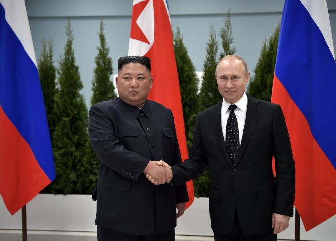 O líder norte-coreano Kim Jong Un com opresidente russo Vladimir Putin em Vladivostok, Rússia • 25/04/2019 Sputnik/Alexei Nikolsky/Kremlin via REUTERS
